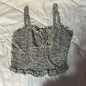 This is a loose tank top and is winched around the waste.